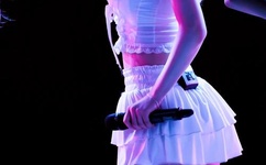 女生迈开腿打扑克又疼又痒